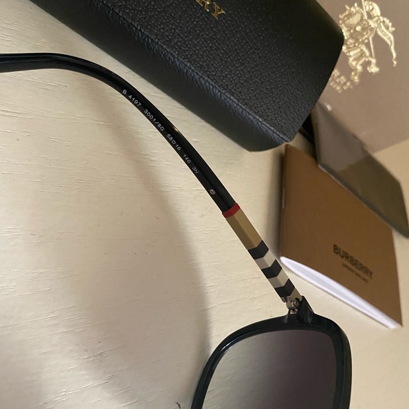 Brand new 🔥Burberry 🔥sunglasses 🕶 - Picture 9 of 16
